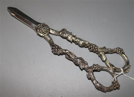 A pair of Edwardian silver grape shears by Mappin & Webb, Sheffield, 1903.